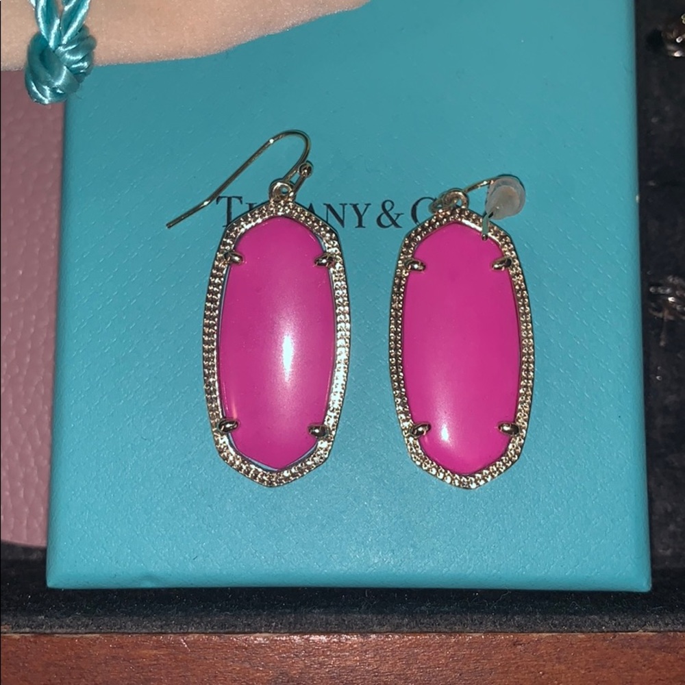 Kendra Scott Elle Drop Earrings!